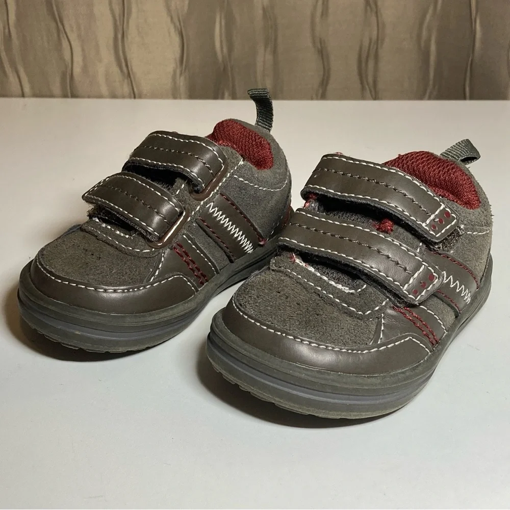 🌺 Genuine Kids OshKosh Infant Baby Size 2 Sneakers Two Strap